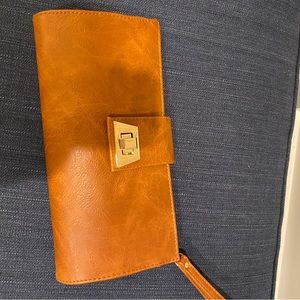 Women’s Clutch. Excellent condition. No issues. No Scatches, etc.